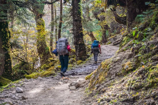 Two people hiking in the trails of Manaslu circuit from hikingbees