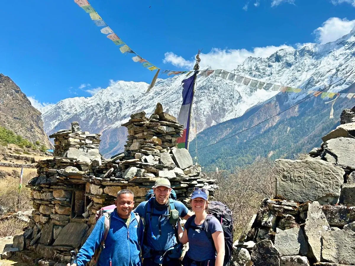 Manaslu Circuit with trekkers and guide