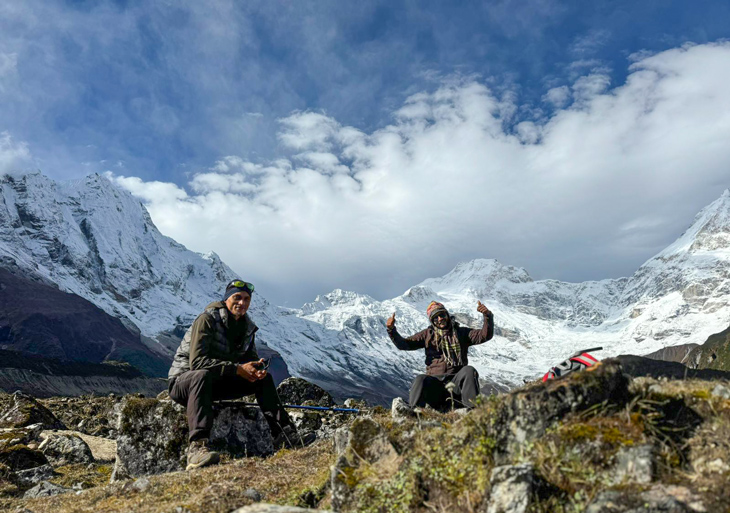 Trekking guides posing for a picture, MCT