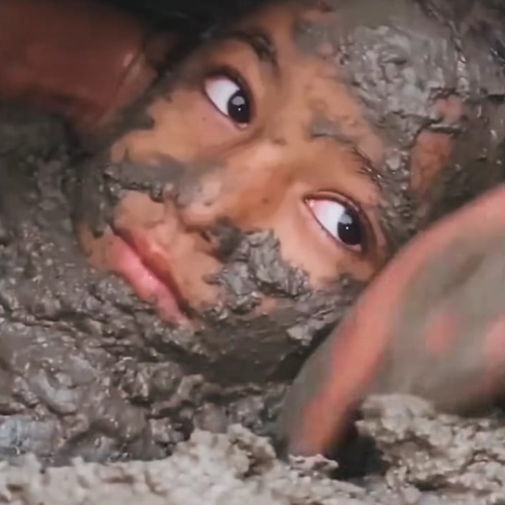Small girl rescued while being trapped in the flood for 60 hours