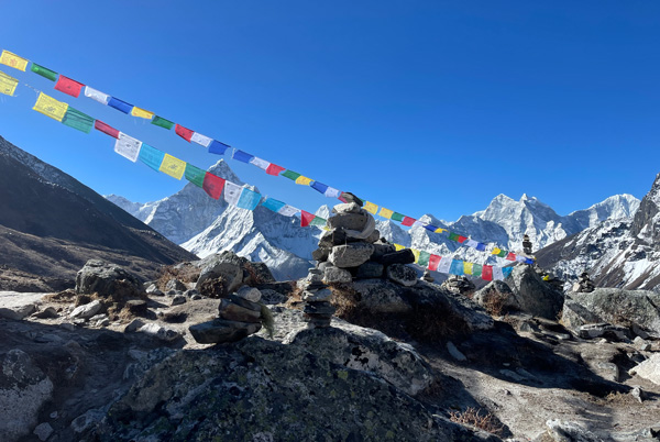 prayer flags waving at Thukla Pass