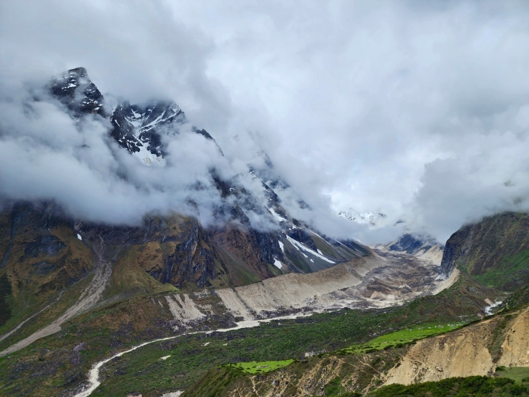 On the way to Larke La pass