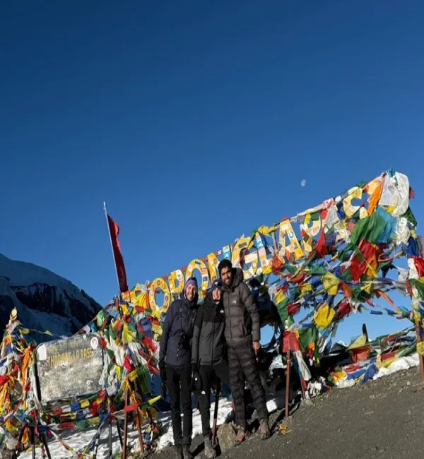 Trekkers at Thorong la